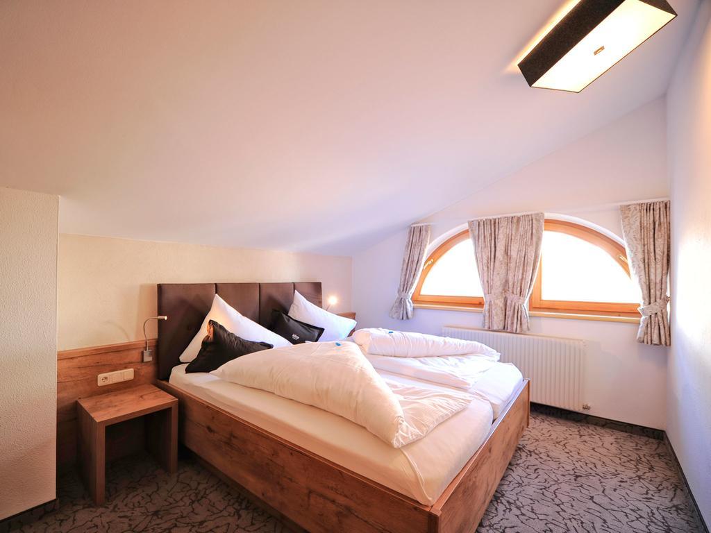 Hotel Roeck Garni Fiss Kültér fotó